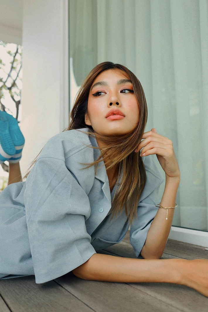 Nhờ vẻ ngoài gợi cảm, người đẹp thường xuyên chụp ảnh nội y, quảng cáo cho cửa hàng thời trang riêng của mình.