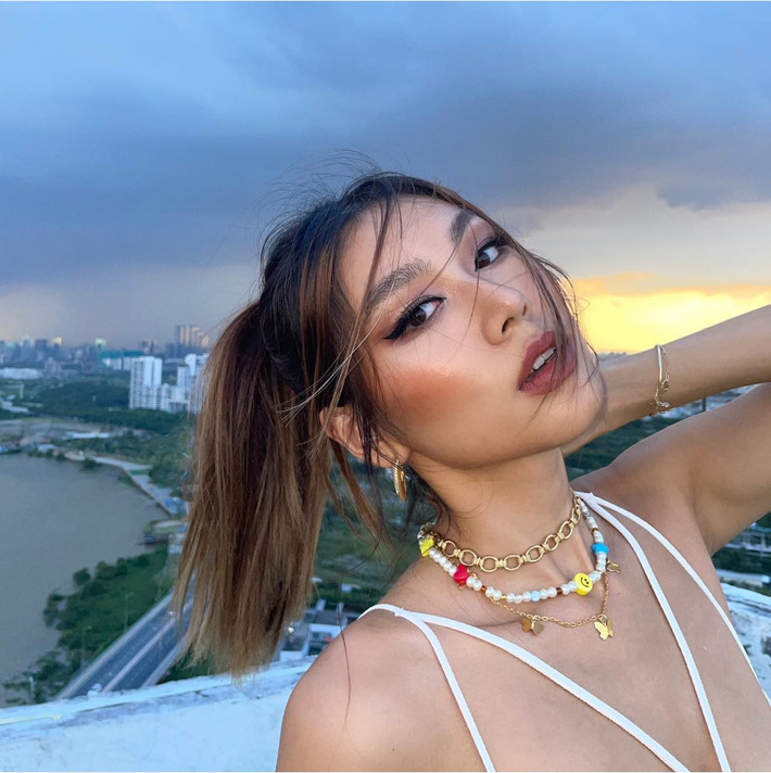 Ở ngoài đời, cô sở hữu gương mặt lai Tây quyến rũ cùng vóc dáng nóng bỏng.