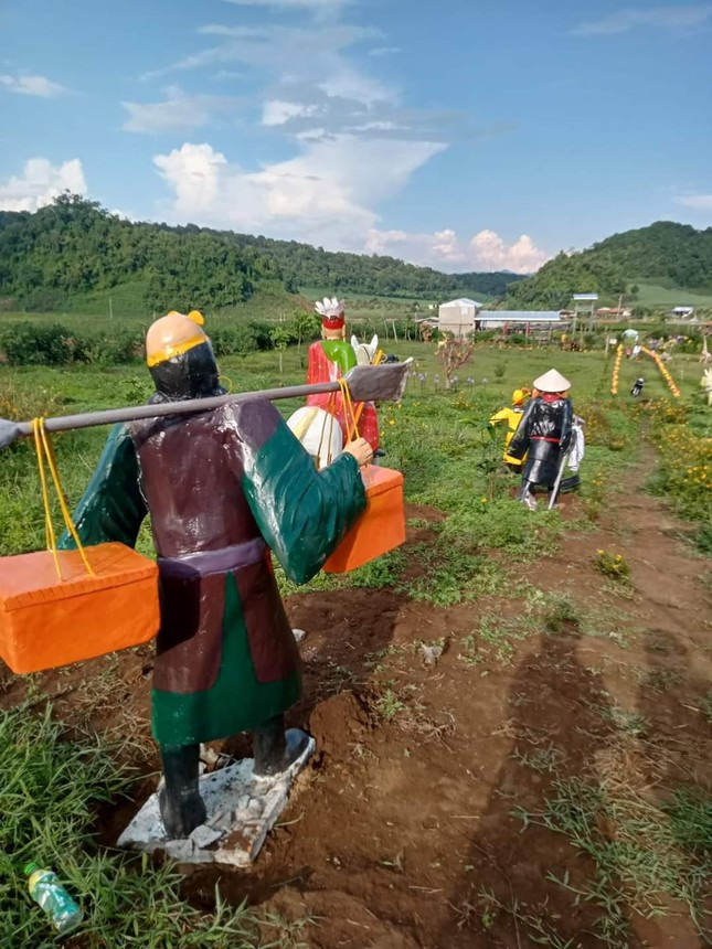 "Tây du ký" là tác phẩm nổi tiếng, kể về 4 thầy trò Đường Tăng trải qua 81 kiếp nạn để lấy được kinh Phật. Tuy nhiên, những bức tượng mô phỏng này lại khiến cộng đồng mạng cũng như người xem chê cười vì khác xa với bản gốc. Ảnh: Tin Tức Sơn La