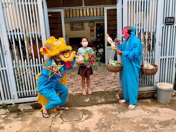 Món quà nhỏ mà các tình nguyện viên gửi đến các bé nhân dịp “lễ hội” trăng tròn cũng khiến ngày này trở nên ý nghĩa hơn. Ảnh: Trương Vĩnh Đặng