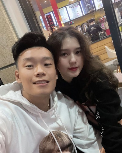 Trung vệ Thành Chung gây chú ý thời gian qua khi có mối tình đẹp cùng cô bạn gái 10X xinh đẹp, nết na là Ngô Tố Uyên (nick name Uyên Kem).