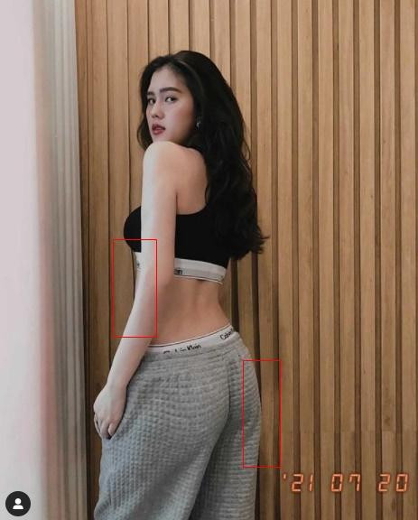 Tố Uyên bị cư dân mạng soi ra cô đang PR trá hình khi chỉnh sửa ảnh đến méo cả bức tường gỗ phía sau. Thanh gỗ ở eo và gần vòng 1 của cô nàng đã bị biến dạng, vòng 3 của Tố Uyên, thanh gỗ cũng bất ngờ bị cong vênh.