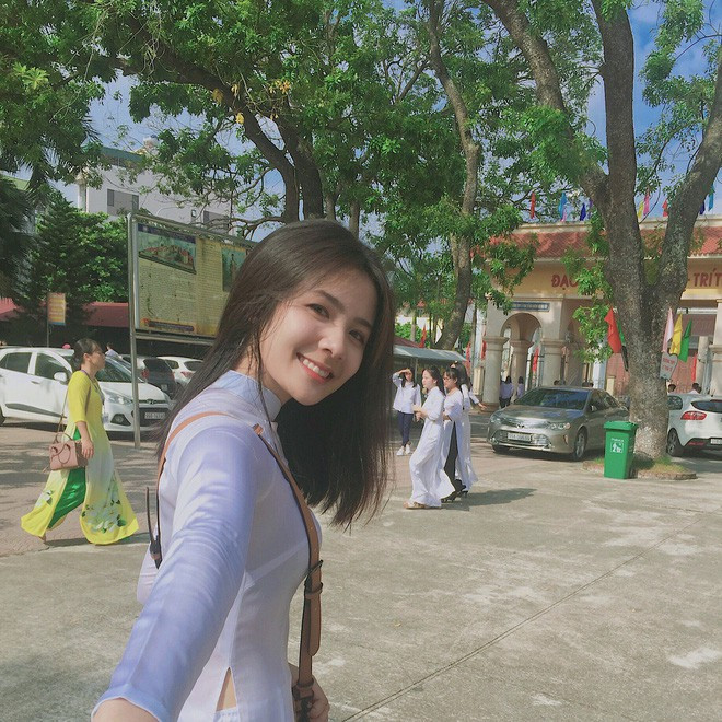 Dương Thu Giang (THPT Lý Thái Tổ, Bắc Ninh) được nhiều cư dân mạng khen ngợi với nét đẹp dịu dàng trong tài áo dài trắng, cô nàng được gọi là " hot girl khai giảng" và nổi tiếng sau đó.