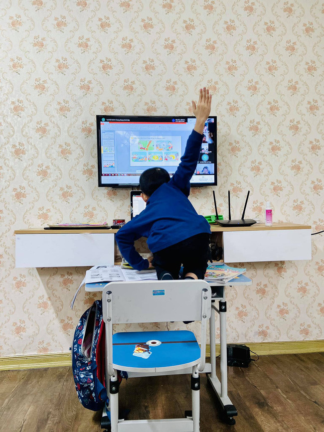 Cậu bé trèo cả lên bàn để giơ tay mà cô không gọi