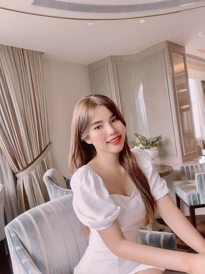Sở hữu gương mặt đẹp với đường nét hài hòa cùng thân hình 3 vòng chuẩn chỉnh, Hà Vy được nhiều người khen ngợi mỗi khi đăng ảnh trên trang cá nhân.