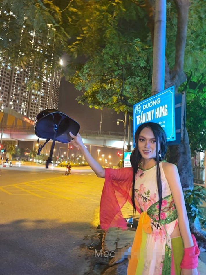 Sau đó TikToker Phạm Thoại còn cầm mũ bảo hiểm đứng đường Trần Duy Hưng giữa đêm khuya. Có người đi qua là anh chàng lại "vẫy"... tặng quà.