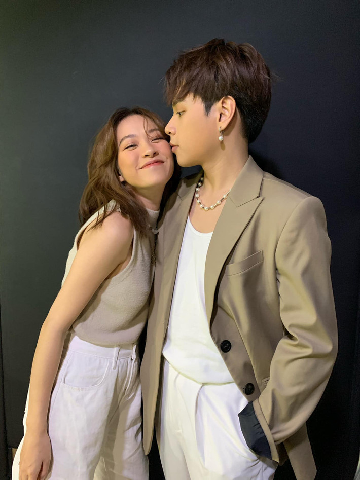 Thông tin hot girl Trương Hoàng Mai Anh mang thai con đầu lòng với ca sĩ Jaykii gây xôn xao MXH ngày hôm nay. Chỉ mới khoảng 4 tháng công khai chuyện tình đẹp, nhân vật chính bất ngờ thông báo cả hai đã lên chức nhân dịp sinh nhật cô.