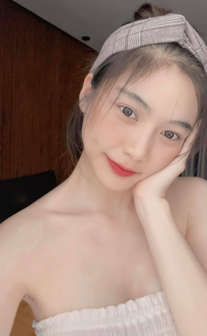 Thời điểm đấy, nàng hot girl là sinh viên ngành Ngôn ngữ Anh, trường ĐH Công Nghiệp TP HCM.