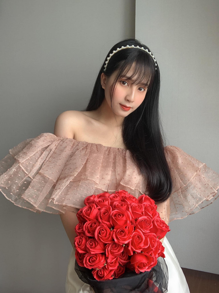 Hai mẹ con cùng diện trang phục trắng vô cùng xinh đẹp. Có thể nói đây là lần đầu tiên hot girl sinh năm 1998 công khai hình ảnh con gái trên mạng xã hội. Mẹ bỉm sữa viết: "Mùa Trung thu đầu tiên của em nhé. An yêu Sol nhất trên đời này".