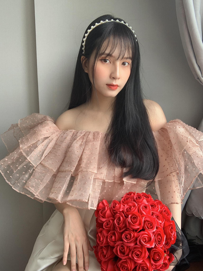 Nhiều cư dân mạng bày tỏ sự xuýt xoa trước nhan sắc "gái một con trông mòn con mắt" của cô nàng.