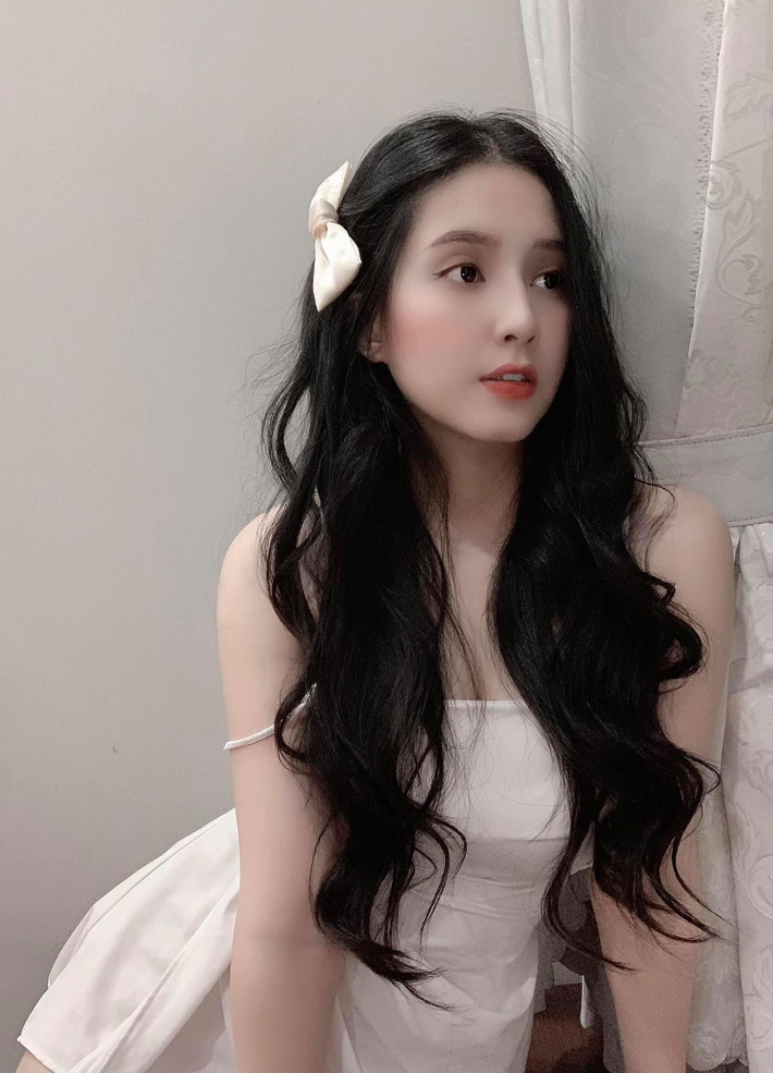 Thiên An gây thiện cảm với mái tóc dài thuớt tha, làn da trắng và gương mặt hết sức dịu dàng, ánh lên niềm hạnh phúc khi được ở cạnh tiểu công chúa đầu lòng.