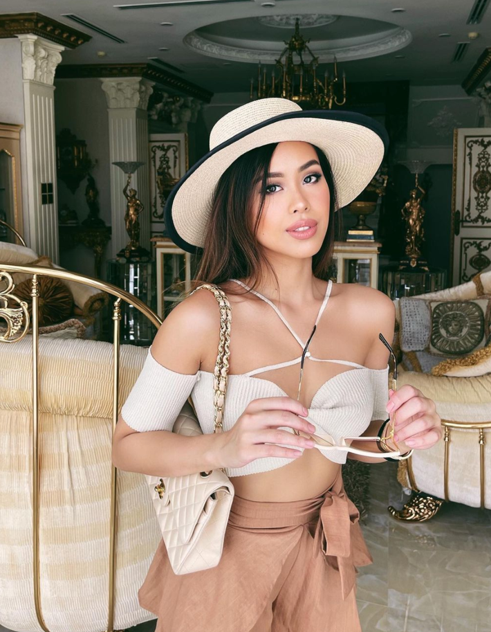 Trong ảnh mới nhất, nữ rich kid lên đồ như đi biển dù chỉ loanh quanh trong căn biệt thự ở quận 2, chụp sương sương vài hình ảnh cũng đủ khiến ai nấy trầm trồ.