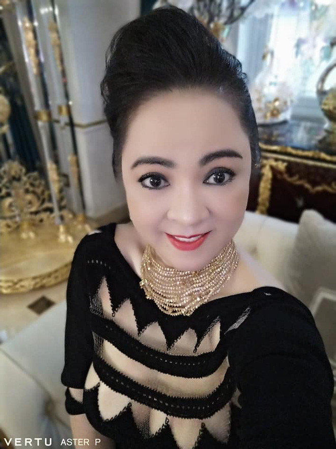 Dù chụp cùng chụp ai đi nữa, nữ đại gia vẫn giữ nguyên cả góc chụp lẫn biểu cảm gương mặt.
