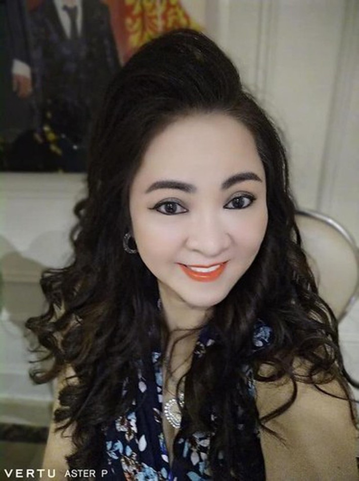 Không chỉ dừng lại ở chụp riêng, kể cả chụp cùng các con bà Phương Hằng vẫn lựa chọn kiểu selfie như vậy.