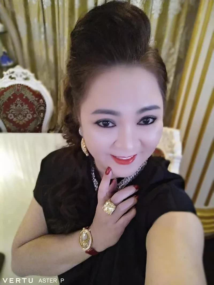 Thậm chí trong một đoạn tin nhắn được cho là của Nhâm Hoàng Khang - "cậu IT", người này đã mạnh dạn góp ý về cách selfie cho nữ đại gia.