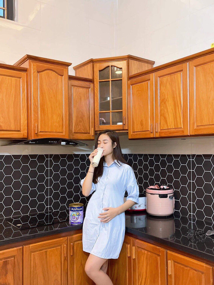 Sau thông báo tin vui này, bà xã Phan Văn Đức đã đăng tải hình ảnh đứng uống sữa nhưng lại khoe vóc dáng vô cùng xinh đẹp khi mang thai.
