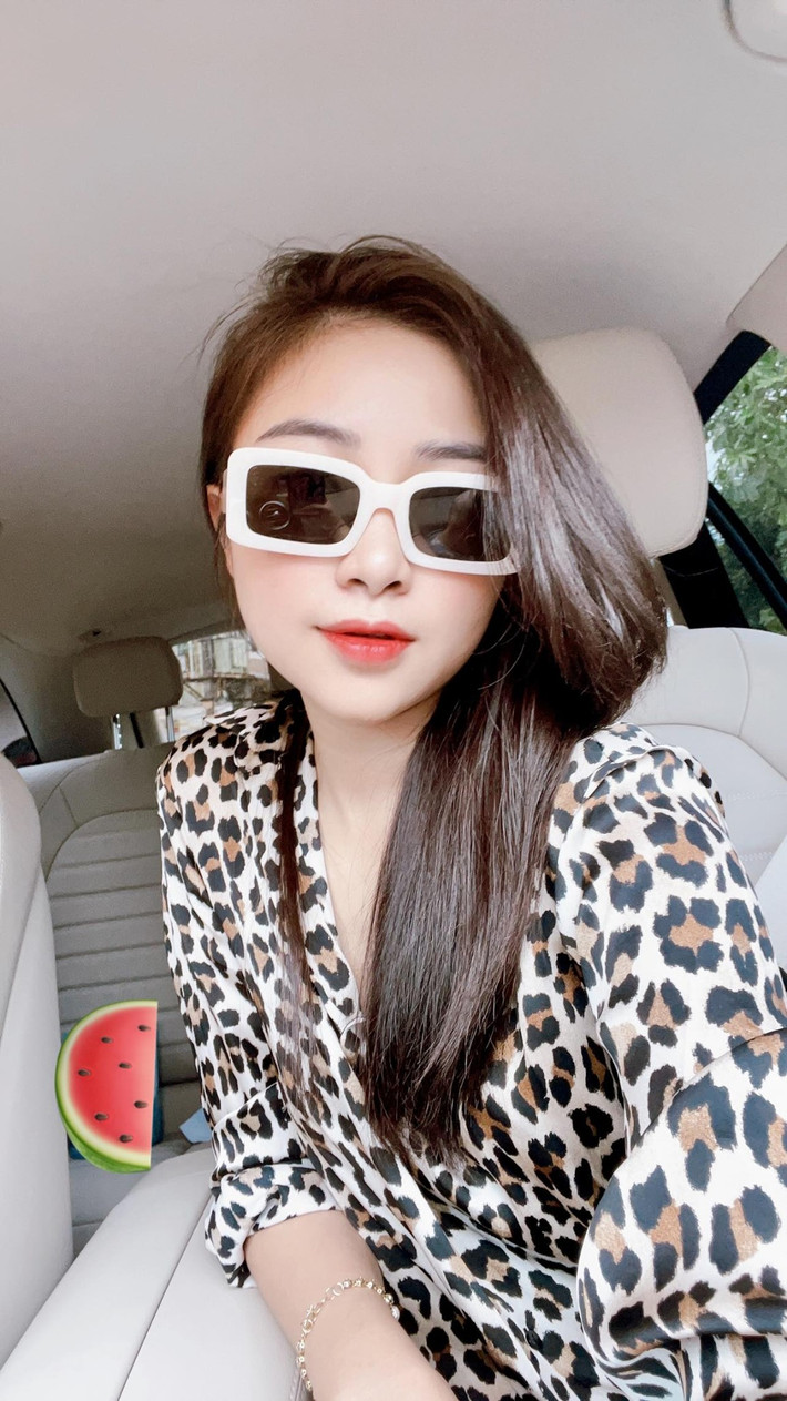 Cách đây không lâu, cầu thủ CLB Sông lam Nghệ An vừa sắm xe sang tiền tỷ, xây nhà, và giờ lại chuẩn bị đón thêm một bé cưng.