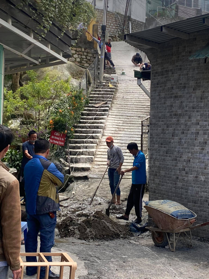 Được biết, biện pháp này nhằm giảm độ trơn trượt của con dốc, đồng thời tăng độ bám cho bánh xe các phương tiện. Ảnh: Ngô Anh Tuấn/ Đà Lạt, Đi và Trải Nghiệm