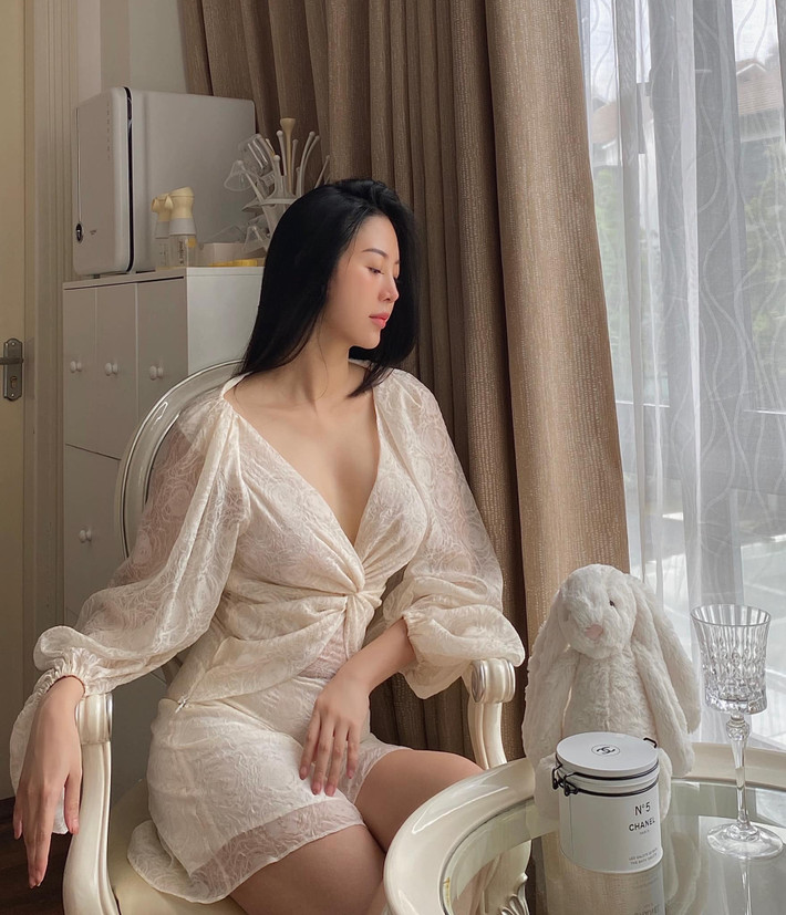 Tháng 12/2020, gái xinh tổ chức đám hỏi, ông xã của cô sinh năm 1988, từng tốt nghiệp ĐH Kiến trúc Hà Nội. Anh hiện là giám đốc một công ty về thiết bị điện ở Hà Nội. Ảnh: FBNV