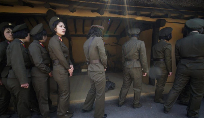 Binh sĩ Triều Tiên viếng thăm nhà của Chủ tịch Kim Il-sung.