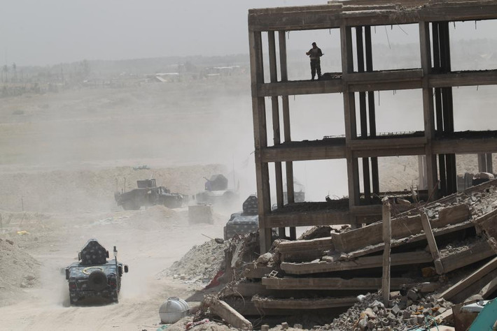 Đoàn xe quân sự Iraq dừng ở ngoại ô Fallujah.