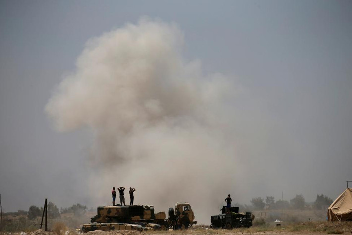 Một ngọn khói bốc lên từ khu vực giao tranh giữa hai bên ở Fallujah.