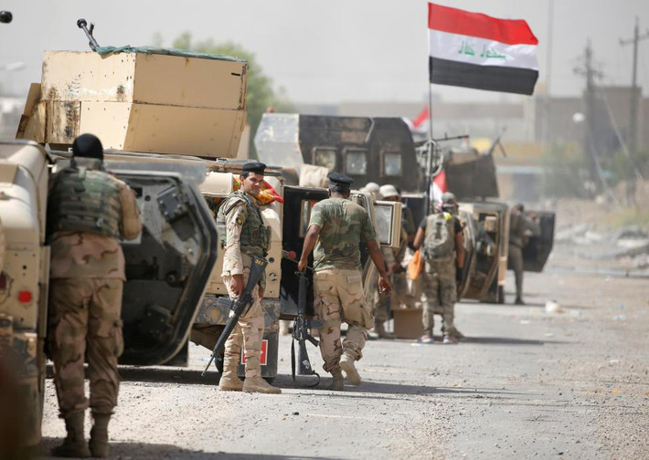 Hình ảnh từng nhóm quân nhân Iraq tập kết ở khu vực trung tâm thành phố này.
