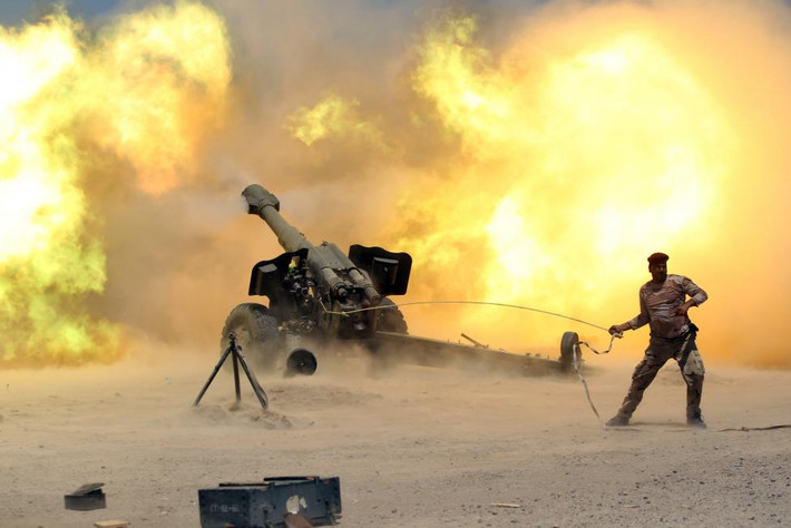 Một thành viên quân đội Iraq phóng pháo trong cuộc đụng độ gần Fallujah.