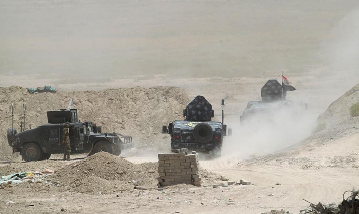 Xe bọc thép của quân đội Iraq thẳng tiến về trung tâm Fallujah.