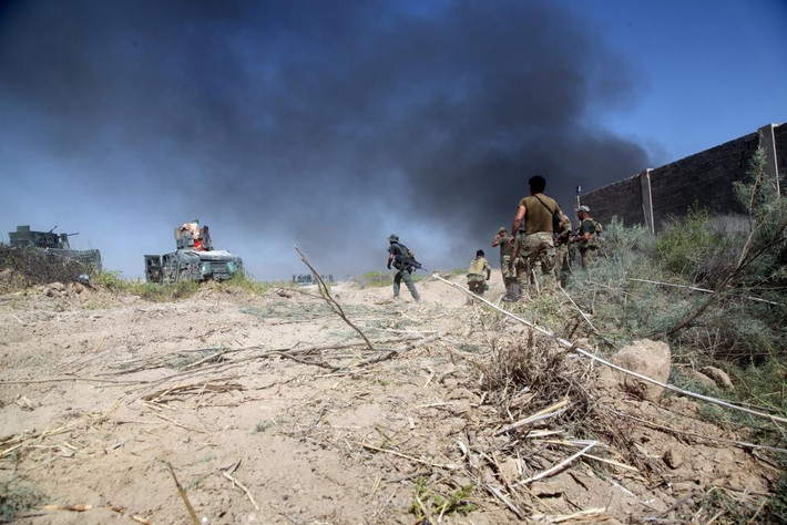 Quân đội chính phủ Iraq đụng độ với các thành viên IS ở khu dân cư Khadraa ở Fallujah.