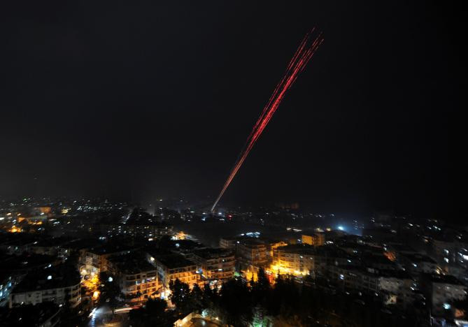 Lực lượng quân đội Syria bắn pháo hoa ở thành phố Aleppo sau khi nơi này được giải phóng. Ảnh Reuters