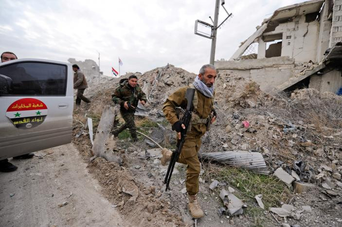 Các binh sỹ Syria khảo sát các tòa nhà bị phá hủy ở quận Sheikh Saeed. Ảnh Reuters