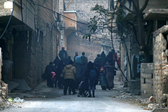 Người dân tháo chạy khỏi các khu vực bị quân nổi dậy chiếm giữ ở thành phố Aleppo. Ảnh Reuters