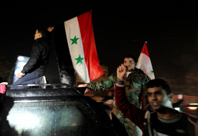 Trước đó, chính phủ Syria tuyên bố quân đội nước này đã chính thức giải phóng hoàn toàn Aleppo, đánh bật các nhóm nổi dậy. Ảnh: Người dân ra đường hân hoan ăn mừng chiến thắng. Ảnh Reuters