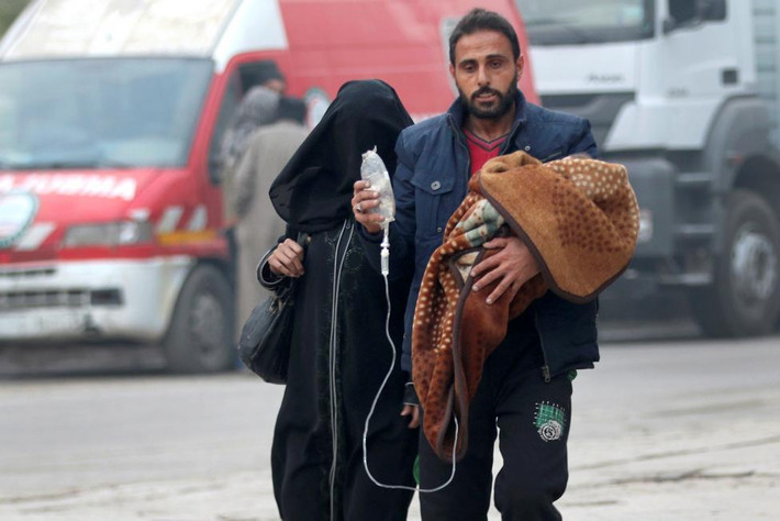 Đôi vợ chồng trẻ đem theo con chạy khỏi vùng quân nổi dậy còn chiếm đóng ở thành phố Aleppo. Ảnh Reuters