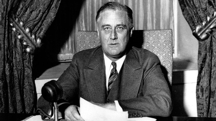 Franklin Delano Roosevelt - Tổng thống Mỹ thứ 32 trong lịch sử Mỹ là một trong những ông chủ Nhà Trắng có vụ ngoại tình gây sốc dư luận nhất. Theo đó, Tổng thống Roosevelt đã ngoại tình với thư ký của vợ và bị Đệ nhất phu nhân Eleanor Roosevelt phát hiện. "Vật chứng" là bức thư tình do thư ký Lucy Mercer gửi tổng thống sau khi ông trở về từ chuyến thăm mặt trận châu Âu năm 1918. Ông cũng là người tuyển thư ký Lucy Mercer cho vợ mình.