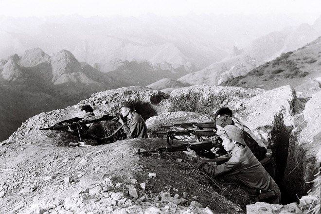 Lệnh tổng động viên toàn quốc được ban bố sáng 5/3/1979 thì chiều cùng ngày Trung Quốc tuyên bố rút quân và rêu rao cái gọi là "dạy cho Việt Nam một bài học". Về phía ta, thể hiện thiện chí hòa bình, Việt Nam tuyên bố cho Trung Quốc rút quân. Tuy nhiên, quân Trung Quốc thể hiện thái độ đối nghịch, tàn phá nhiều làng mạc, bệnh viện, trường học trước khi rút toàn bộ quân vào ngày 18/3. Nguồn ảnh: TSVN.