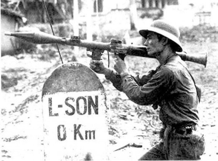 Rạng sáng ngày 17/2/1979, Bắc Kinh bất ngờ xua hàng vạn quân tấn công đồng loạt 6 tỉnh biên giới phía Bắc nước Cộng hòa Xã hội Chủ nghĩa Việt Nam (gồm Lào Cai, Lai Châu, Cao Bằng, Hà Giang, Lạng Sơn và Quảng Ninh). Quân dân các tỉnh biên giới đã anh dũng đứng lên đánh trả quân địch. Trong ảnh là hình mang tính biểu tượng của cuộc chiến tranh biên giới phía Bắc 1979 - người chiến sỹ cầm súng B41 đứng bên cột mốc biên giới Lạng Sơn - Trung Quốc. Nguồn ảnh: TTXVN.