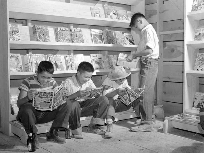 Hàng hóa từ bên ngoài được đưa đến khu trại này bao gồm các loại lương thực thực phẩm, thuốc men, sách báo, quần áo,... mỗi tuần một lần. Ảnh: Theatlantic.