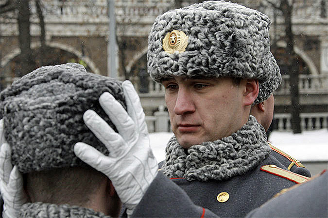 Ngoài tác dụng giữ ấm, mũ Ushanka gần như không còn bất cứ tác dụng gì khác. Tuy nhiên với cái lạnh tới âm 30 độ vào mùa đông nước Nga, việc giữ ấm phần đầu là điều quan trọng nhất đối với người lính nếu anh ta muốn chiến đấu trong tình trạng cơ thể tốt nhất. Nguồn ảnh: Pinterest.