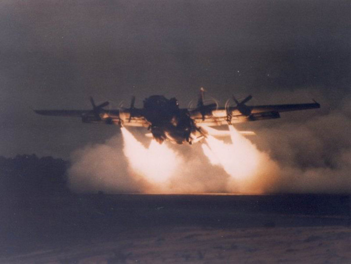 Rất nhiều hệ thống phản lực đã được thử nghiệm với C-130, tất cả các hệ thống này đều sử dụng nhiên liệu rắn - nghĩa là sẽ đốt hết công suất tới khi cháy hết nhiên liệu, phi hành đoàn sẽ không thể điều chỉnh được công suất đốt của các ống phóng phản lực này mà chỉ có thể chờ tới khi nhiên liệu phóng cháy hết mới có thể giảm tốc được.Nguồn ảnh: USAF.