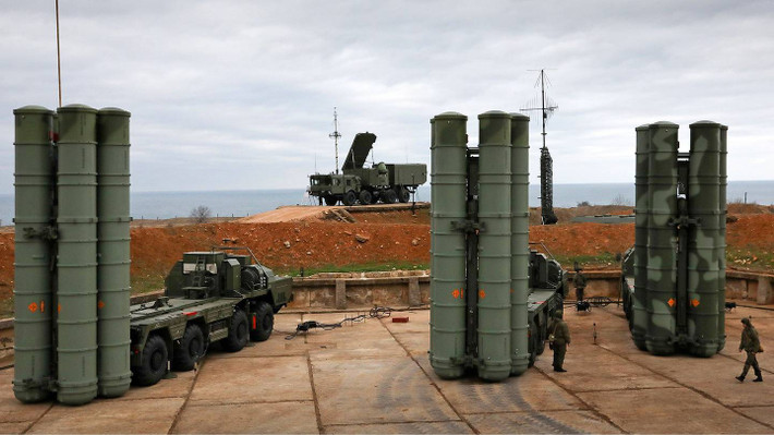 S-400 hiện tại đang là tổ hợp phòng không tốt bậc nhất thế giới ngày nay, đây được coi là quân bài chủ lực của Nga để đối đầu với các chiến đấu cơ thế hệ thứ năm của Mỹ bao gồm F-35, F-22 và cả máy bay ném bom tàng hình chiến lược B-2. Nguồn ảnh: Fotoreport.