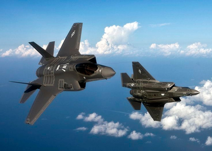 Dù F-35 là một chiến đấu cơ tàng hình, tuy nhiên chắc chắn hệ thống radar của S-400 vẫn có thể phát hiện ra nó. Và điểm quan trọng còn lại là S-400 mất bao nhiêu lâu và khoảng cách nó có thể "bắt chết" F-35. Nguồn ảnh: Thunder.