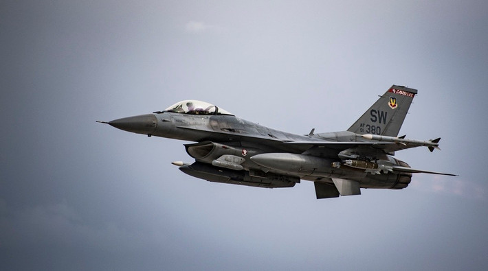 F-16 có giá chỉ khoảng 25 triệu USD - bằng 1/5 so với giá của chiến đấu cơ thế hệ năm hiện tại. Giá vận hành của F-16 cũng chỉ vào khoảng dưới 10.000 USD mỗi giờ tuỳ từng kiểu phi vụ - bằng 1/4 so với giá vận hành của chiến đấu cơ thế hệ năm. Nguồn ảnh: Airforce.