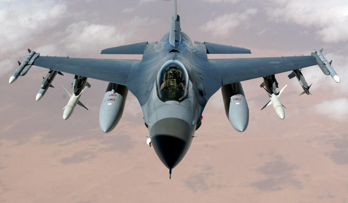 Dù cho các máy bay tàng hình như F-35 đã dần trở nên phổ biến, tuy nhiên các chiến đấu cơ thế hệ cũ như F-16 vẫn được tiếp tục sử dụng và được đặc biệt tin dùng bởi những lý do cực kỳ cụ thể. Nguồn ảnh: Wiki