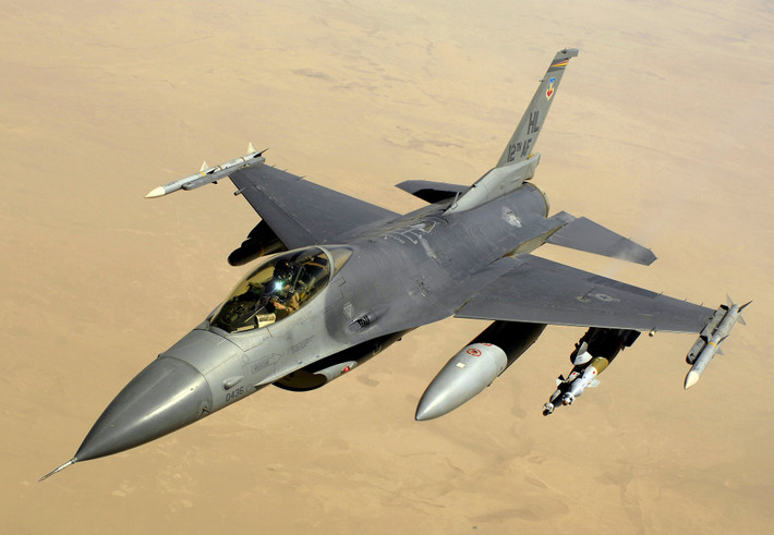 Đầu tiên phải kể đến lý do giá thành. Máy bay F-16 là một loại chiến đấu cơ có giá thành rẻ nhất trong số các chiến đấu cơ hiện tại mà Mỹ đang sử dụng. Ngoài vấn đề giá thành sản xuất, giá vận hành và bảo dưỡng của F-16 cũng rẻ hơn nhiều so với các loại chiến đấu cơ khác. Nguồn ảnh: Wiki.