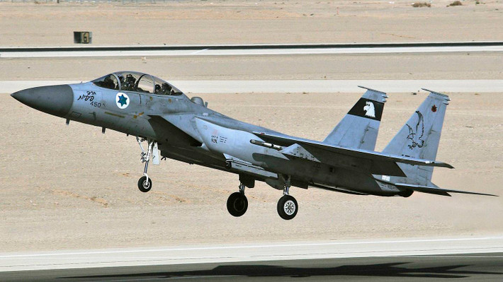 Hệ thống radar cảnh báo của F-15I cũng được thay đổi để phù hợp hơn với khả năng tấn cống mặt đất của chiến đấu cơ này. Riêng với hệ thống tác chiến điện tử, Israel tự xây dựng riêng một hệ thống tác chiến điện tử mang tên Elisra SPS-2110 dành riêng cho F-15I. Nguồn ảnh: TIU.