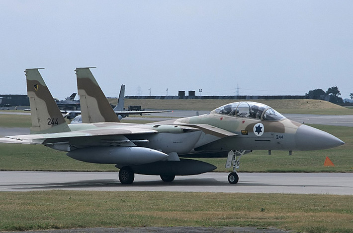 Hệ thống radar của F-15I có khả năng phát hiện mục tiêu ở khoảng cách 280 km, kèm theo đó là khả năng áp chế điện tử cực kỳ cao. Đây chính là hai yếu tố khiến S-300 trong tay Syria khó có thể phát hiện hoặc khoá bắn được F-15I. Nguồn ảnh: Juin.