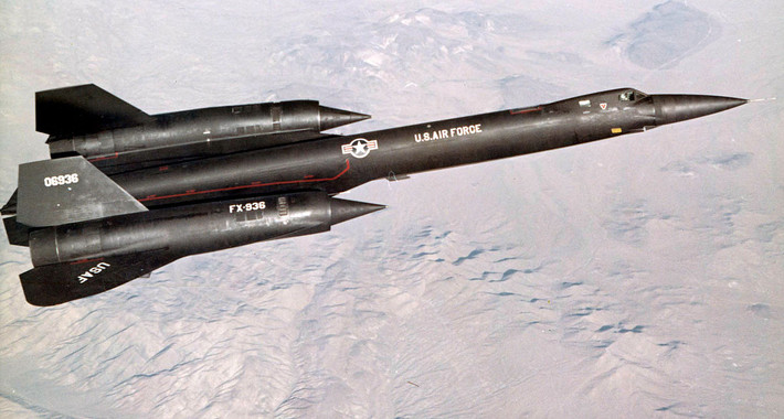 Có hình dáng bề ngoài khá tương đồng với SR-71, máy bay đánh chặn YF-12 của Không quân Mỹ có tốc độ lên tới Mach 3.35 và là loại máy bay đánh chặn có khả năng bay ở độ cao lớn nhất (28.000 mét) và tốc độ cao nhất (Mach 3.35) từng được chế tạo. Nguồn ảnh: MiGflug.