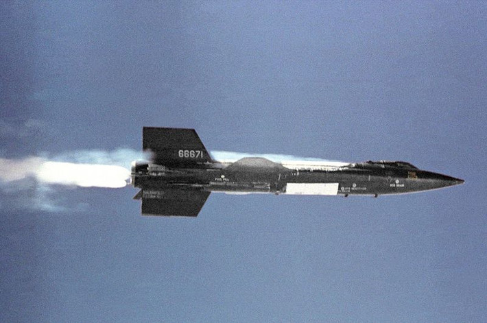 Cuối cùng là loại máy bay kỳ dị có tốc độ lên tới... Mach 6.7 - tương đương 7200 km/h. Đây là loại máy bay North American X-15, ra đời để phá mọi kỷ lục về tốc độ bay của một phương tiện có người lái. Thực tế X-15 giống một tên lửa có người lái hơn là một máy bay, trên lý thuyết, X-15 có thể đạt tới độ cao 100 km so với mực nước biển. Nguồn ảnh: MiGflug.